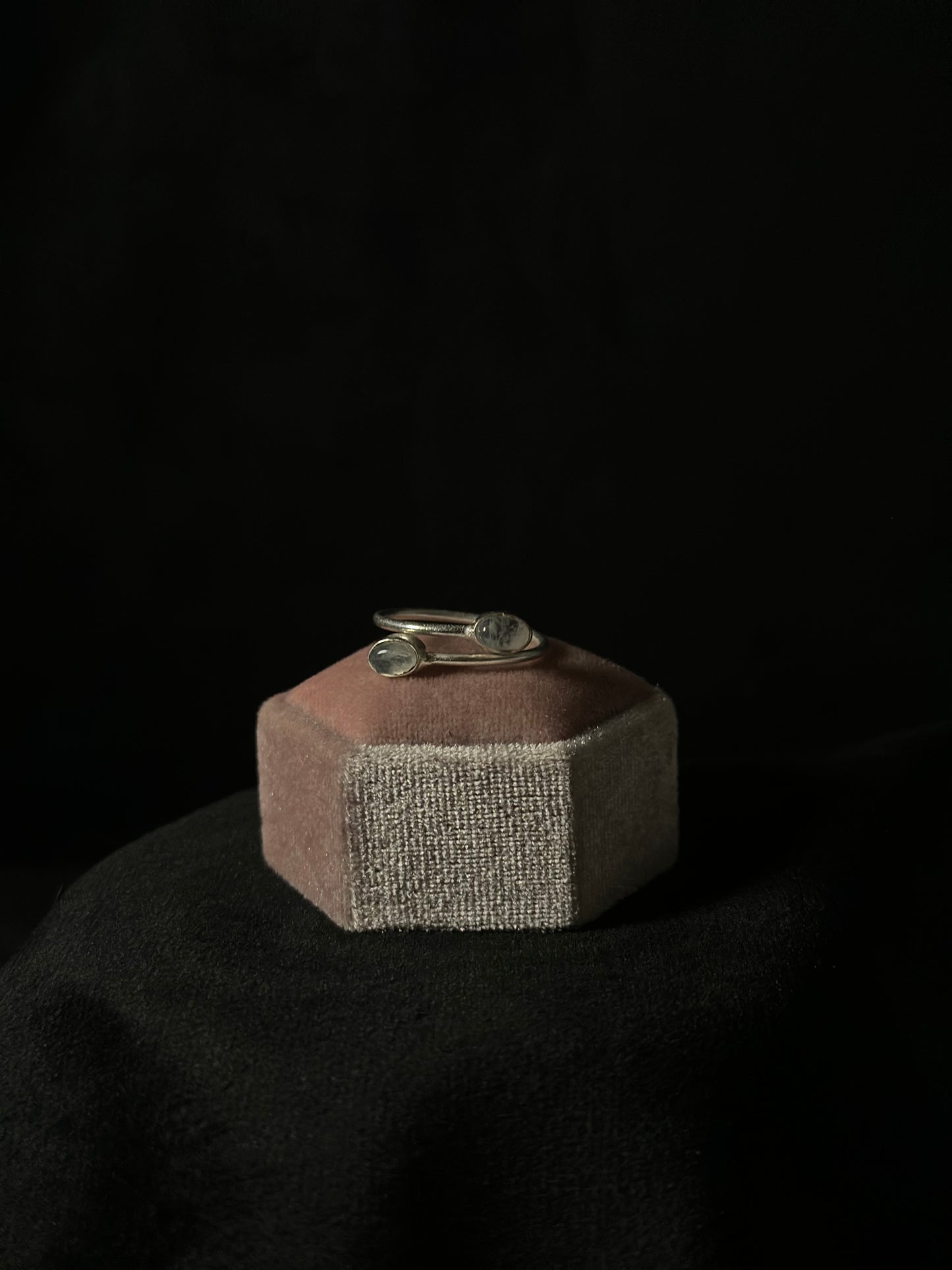 Anello Pietra di Luna - Intuizione e Femminilità (LEGA DI ARGENTO)