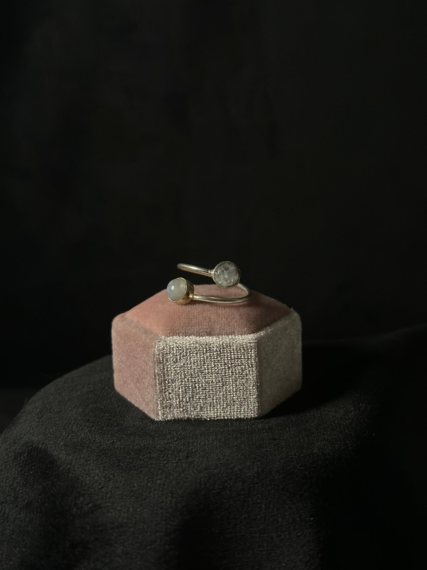 Anello Pietra di Luna - Intuizione e Femminilità (LEGA DI ARGENTO)