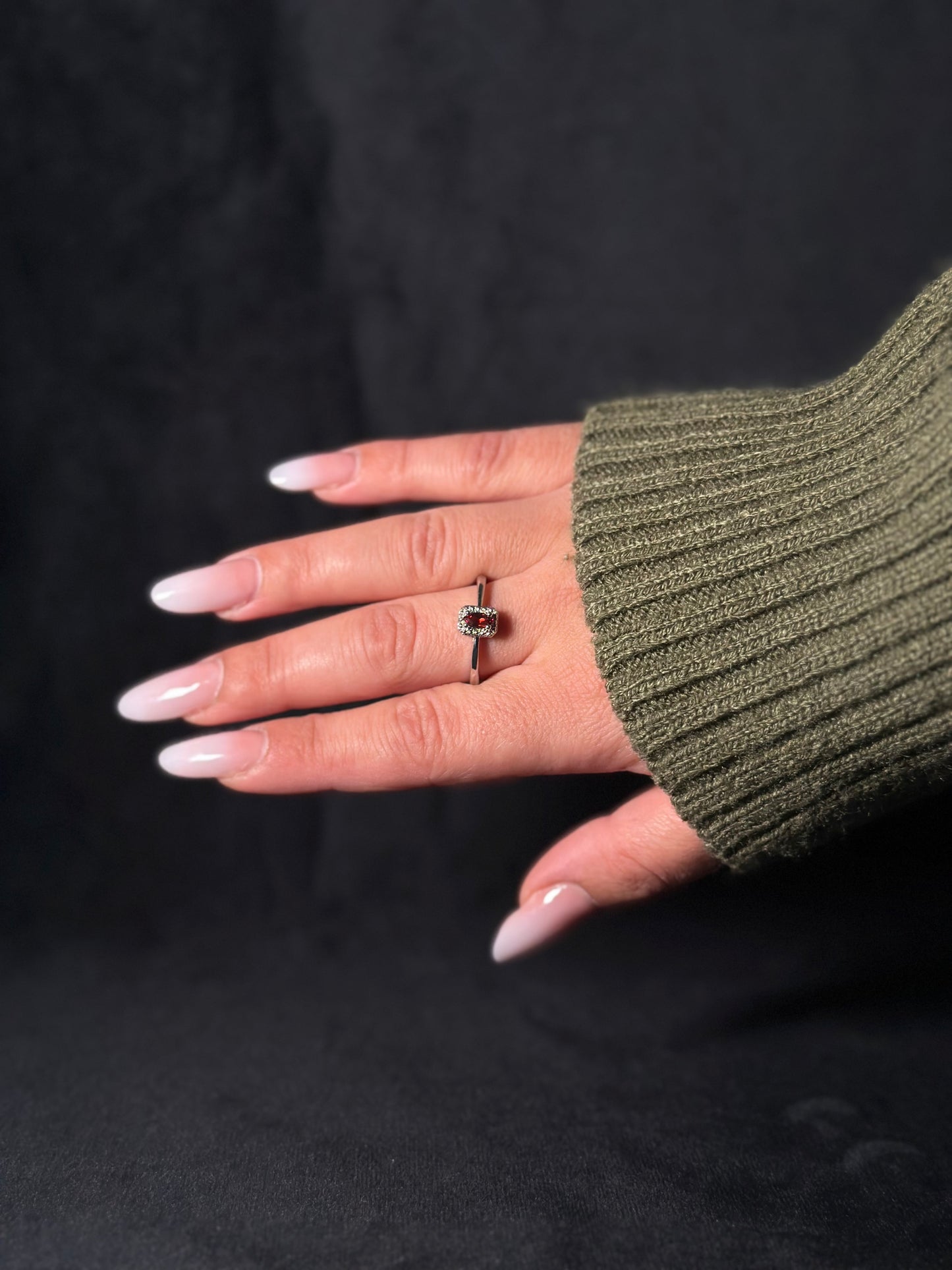 Anello Granato Rosso- Forza e tenacia