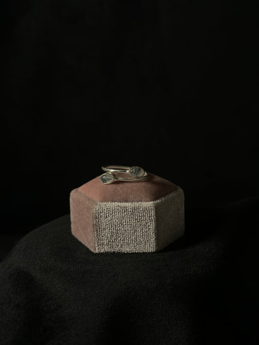 Anello Pietra di Luna - Intuizione e Femminilità (LEGA DI ARGENTO)
